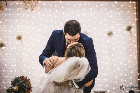 recanto dos sonhos, casamento no riacho, chacará no riacho, casamento ao ar livre, casamento rustico, noiva baixinha, noivo alto, vestido de noiva, decoração verde, escola de samba no casamento, casamento chique, madrinhas coloridas'