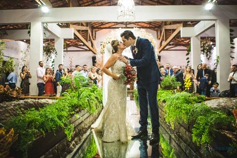 recanto dos sonhos, casamento no riacho, chacará no riacho, casamento ao ar livre, casamento rustico, noiva baixinha, noivo alto, vestido de noiva, decoração verde, escola de samba no casamento, casamento chique, madrinhas coloridas'