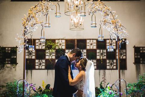 recanto dos sonhos, casamento no riacho, chacará no riacho, casamento ao ar livre, casamento rustico, noiva baixinha, noivo alto, vestido de noiva, decoração verde, escola de samba no casamento, casamento chique, madrinhas coloridas'