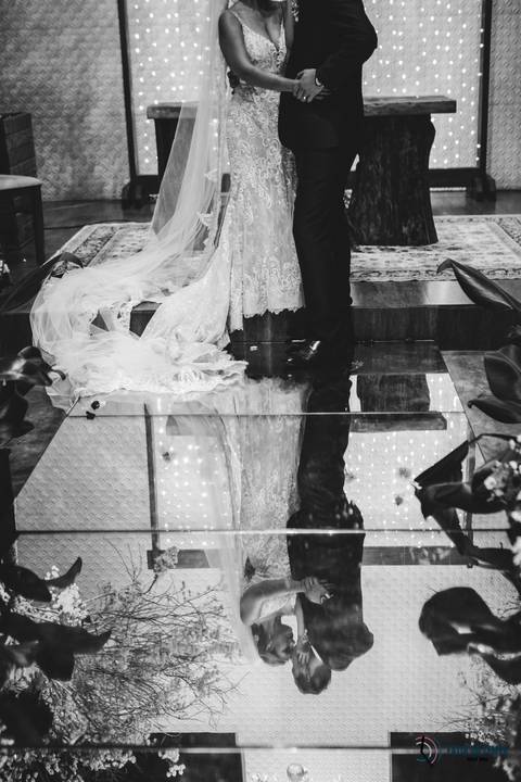 recanto dos sonhos, casamento no riacho, chacará no riacho, casamento ao ar livre, casamento rustico, noiva baixinha, noivo alto, vestido de noiva, decoração verde, escola de samba no casamento, casamento chique, madrinhas coloridas'