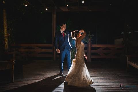 recanto dos sonhos, casamento no riacho, chacará no riacho, casamento ao ar livre, casamento rustico, noiva baixinha, noivo alto, vestido de noiva, decoração verde, escola de samba no casamento, casamento chique, madrinhas coloridas'