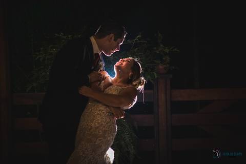 recanto dos sonhos, casamento no riacho, chacará no riacho, casamento ao ar livre, casamento rustico, noiva baixinha, noivo alto, vestido de noiva, decoração verde, escola de samba no casamento, casamento chique, madrinhas coloridas'