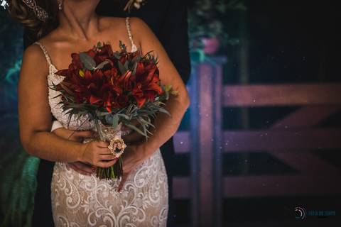 recanto dos sonhos, casamento no riacho, chacará no riacho, casamento ao ar livre, casamento rustico, noiva baixinha, noivo alto, vestido de noiva, decoração verde, escola de samba no casamento, casamento chique, madrinhas coloridas'