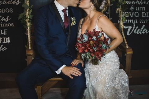 recanto dos sonhos, casamento no riacho, chacará no riacho, casamento ao ar livre, casamento rustico, noiva baixinha, noivo alto, vestido de noiva, decoração verde, escola de samba no casamento, casamento chique, madrinhas coloridas'