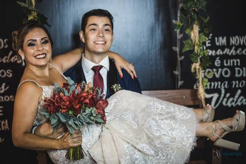 recanto dos sonhos, casamento no riacho, chacará no riacho, casamento ao ar livre, casamento rustico, noiva baixinha, noivo alto, vestido de noiva, decoração verde, escola de samba no casamento, casamento chique, madrinhas coloridas'