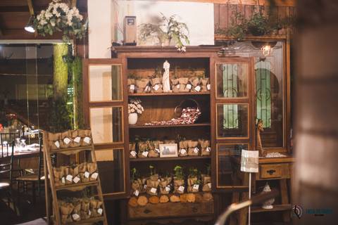 recanto dos sonhos, casamento no riacho, chacará no riacho, casamento ao ar livre, casamento rustico, noiva baixinha, noivo alto, vestido de noiva, decoração verde, escola de samba no casamento, casamento chique, madrinhas coloridas'