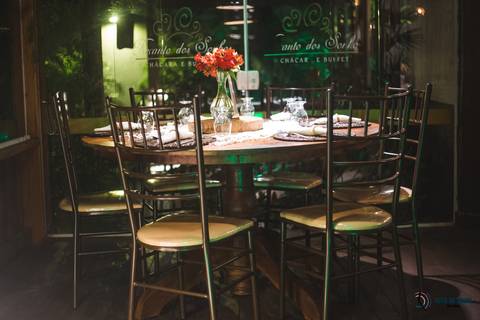 recanto dos sonhos, casamento no riacho, chacará no riacho, casamento ao ar livre, casamento rustico, noiva baixinha, noivo alto, vestido de noiva, decoração verde, escola de samba no casamento, casamento chique, madrinhas coloridas'