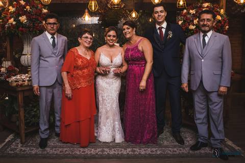 recanto dos sonhos, casamento no riacho, chacará no riacho, casamento ao ar livre, casamento rustico, noiva baixinha, noivo alto, vestido de noiva, decoração verde, escola de samba no casamento, casamento chique, madrinhas coloridas'