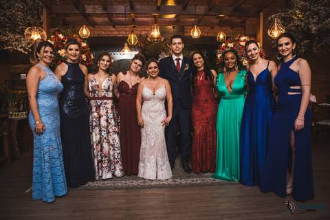 recanto dos sonhos, casamento no riacho, chacará no riacho, casamento ao ar livre, casamento rustico, noiva baixinha, noivo alto, vestido de noiva, decoração verde, escola de samba no casamento, casamento chique, madrinhas coloridas'