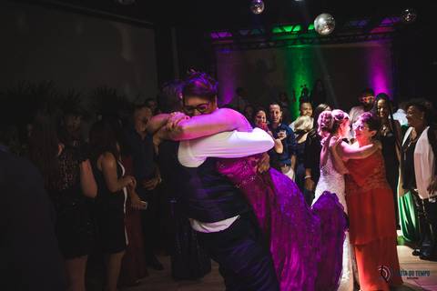 recanto dos sonhos, casamento no riacho, chacará no riacho, casamento ao ar livre, casamento rustico, noiva baixinha, noivo alto, vestido de noiva, decoração verde, escola de samba no casamento, casamento chique, madrinhas coloridas'