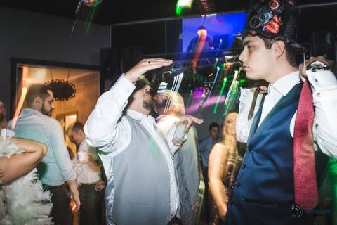 recanto dos sonhos, casamento no riacho, chacará no riacho, casamento ao ar livre, casamento rustico, noiva baixinha, noivo alto, vestido de noiva, decoração verde, escola de samba no casamento, casamento chique, madrinhas coloridas'