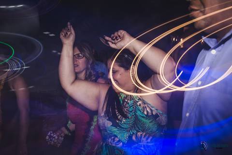 recanto dos sonhos, casamento no riacho, chacará no riacho, casamento ao ar livre, casamento rustico, noiva baixinha, noivo alto, vestido de noiva, decoração verde, escola de samba no casamento, casamento chique, madrinhas coloridas'