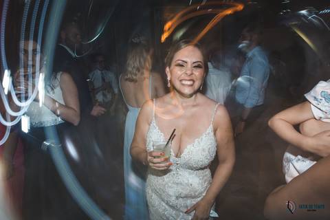 recanto dos sonhos, casamento no riacho, chacará no riacho, casamento ao ar livre, casamento rustico, noiva baixinha, noivo alto, vestido de noiva, decoração verde, escola de samba no casamento, casamento chique, madrinhas coloridas'