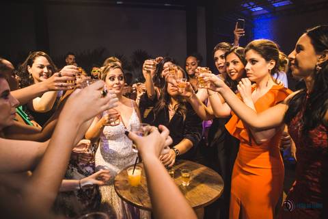 recanto dos sonhos, casamento no riacho, chacará no riacho, casamento ao ar livre, casamento rustico, noiva baixinha, noivo alto, vestido de noiva, decoração verde, escola de samba no casamento, casamento chique, madrinhas coloridas'