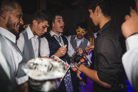 recanto dos sonhos, casamento no riacho, chacará no riacho, casamento ao ar livre, casamento rustico, noiva baixinha, noivo alto, vestido de noiva, decoração verde, escola de samba no casamento, casamento chique, madrinhas coloridas'