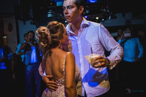 recanto dos sonhos, casamento no riacho, chacará no riacho, casamento ao ar livre, casamento rustico, noiva baixinha, noivo alto, vestido de noiva, decoração verde, escola de samba no casamento, casamento chique, madrinhas coloridas'