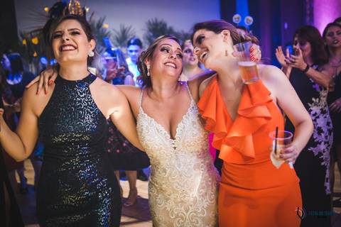 recanto dos sonhos, casamento no riacho, chacará no riacho, casamento ao ar livre, casamento rustico, noiva baixinha, noivo alto, vestido de noiva, decoração verde, escola de samba no casamento, casamento chique, madrinhas coloridas'