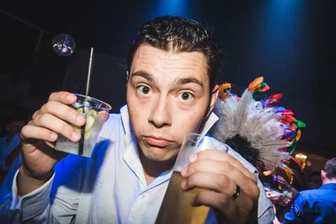 recanto dos sonhos, casamento no riacho, chacará no riacho, casamento ao ar livre, casamento rustico, noiva baixinha, noivo alto, vestido de noiva, decoração verde, escola de samba no casamento, casamento chique, madrinhas coloridas'