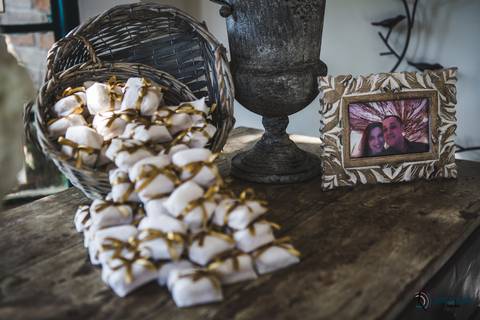 Grande Ville Buffet, Grande Ville, buffet rustico, buffet na dom pedro II, casamento na casinha, casando rustico, vestido de noiva, vestido de noiva reto, noivo de azul, decoração branca, casando de dia, casando de noite, rustico, suculentas de lembrança'