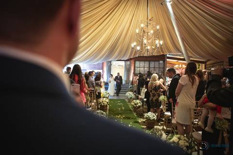 Grande Ville Buffet, Grande Ville, buffet rustico, buffet na dom pedro II, casamento na casinha, casando rustico, vestido de noiva, vestido de noiva reto, noivo de azul, decoração branca, casando de dia, casando de noite, rustico, suculentas de lembrança'