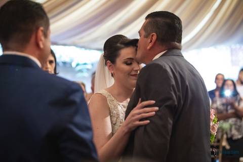 Grande Ville Buffet, Grande Ville, buffet rustico, buffet na dom pedro II, casamento na casinha, casando rustico, vestido de noiva, vestido de noiva reto, noivo de azul, decoração branca, casando de dia, casando de noite, rustico, suculentas de lembrança'