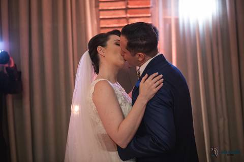 Grande Ville Buffet, Grande Ville, buffet rustico, buffet na dom pedro II, casamento na casinha, casando rustico, vestido de noiva, vestido de noiva reto, noivo de azul, decoração branca, casando de dia, casando de noite, rustico, suculentas de lembrança'