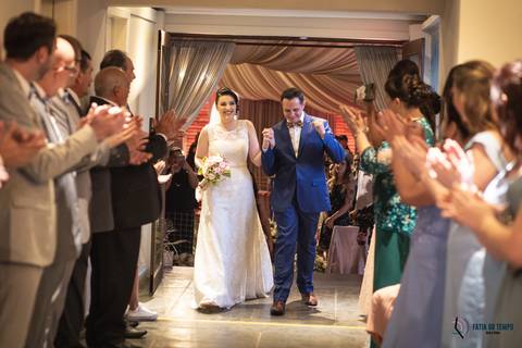 Grande Ville Buffet, Grande Ville, buffet rustico, buffet na dom pedro II, casamento na casinha, casando rustico, vestido de noiva, vestido de noiva reto, noivo de azul, decoração branca, casando de dia, casando de noite, rustico, suculentas de lembrança'