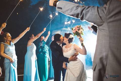 Grande Ville Buffet, Grande Ville, buffet rustico, buffet na dom pedro II, casamento na casinha, casando rustico, vestido de noiva, vestido de noiva reto, noivo de azul, decoração branca, casando de dia, casando de noite, rustico, suculentas de lembrança'