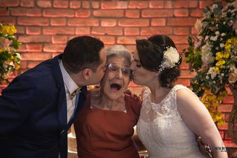 Grande Ville Buffet, Grande Ville, buffet rustico, buffet na dom pedro II, casamento na casinha, casando rustico, vestido de noiva, vestido de noiva reto, noivo de azul, decoração branca, casando de dia, casando de noite, rustico, suculentas de lembrança'