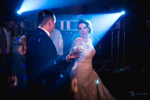 Grande Ville Buffet, Grande Ville, buffet rustico, buffet na dom pedro II, casamento na casinha, casando rustico, vestido de noiva, vestido de noiva reto, noivo de azul, decoração branca, casando de dia, casando de noite, rustico, suculentas de lembrança'