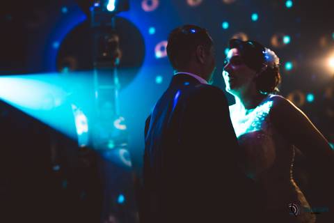 Grande Ville Buffet, Grande Ville, buffet rustico, buffet na dom pedro II, casamento na casinha, casando rustico, vestido de noiva, vestido de noiva reto, noivo de azul, decoração branca, casando de dia, casando de noite, rustico, suculentas de lembrança'