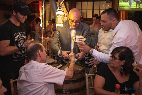 Grande Ville Buffet, Grande Ville, buffet rustico, buffet na dom pedro II, casamento na casinha, casando rustico, vestido de noiva, vestido de noiva reto, noivo de azul, decoração branca, casando de dia, casando de noite, rustico, suculentas de lembrança'