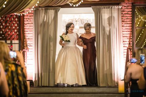 Grande Ville Buffet, buffet em santo andre, buffet rustico, casamento lgbt, casamento homoafetivo, casamento homossexual, noiva de branco, noivas, casamento entre mulheres, mulheres casando, toda forma de amor, decoração rustica, meninas casando'