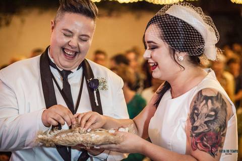 Grande Ville Buffet, buffet em santo andre, buffet rustico, casamento lgbt, casamento homoafetivo, casamento homossexual, noiva de branco, noivas, casamento entre mulheres, mulheres casando, toda forma de amor, decoração rustica, meninas casando'