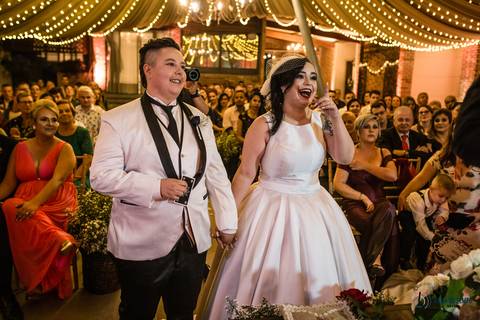Grande Ville Buffet, buffet em santo andre, buffet rustico, casamento lgbt, casamento homoafetivo, casamento homossexual, noiva de branco, noivas, casamento entre mulheres, mulheres casando, toda forma de amor, decoração rustica, meninas casando'