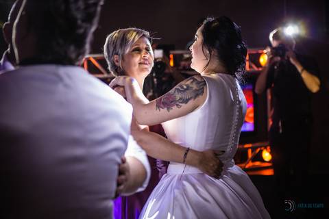 Grande Ville Buffet, buffet em santo andre, buffet rustico, casamento lgbt, casamento homoafetivo, casamento homossexual, noiva de branco, noivas, casamento entre mulheres, mulheres casando, toda forma de amor, decoração rustica, meninas casando'