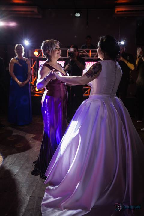 Grande Ville Buffet, buffet em santo andre, buffet rustico, casamento lgbt, casamento homoafetivo, casamento homossexual, noiva de branco, noivas, casamento entre mulheres, mulheres casando, toda forma de amor, decoração rustica, meninas casando'