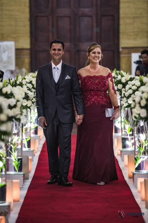 igreja matriz são caetano, igreja sagrada familia são caetano, casando na igreja, casamento na igraja, noiva classica, casamento classico, buffet tulipas, festa de casamento classico, vestido de noiva, buquet vermelho'