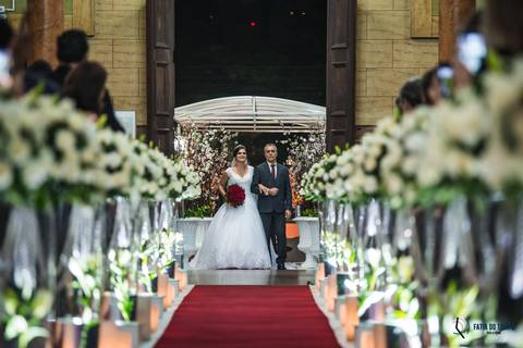 igreja matriz são caetano, igreja sagrada familia são caetano, casando na igreja, casamento na igraja, noiva classica, casamento classico, buffet tulipas, festa de casamento classico, vestido de noiva, buquet vermelho'