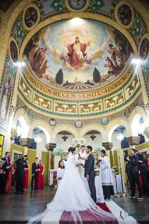 igreja matriz são caetano, igreja sagrada familia são caetano, casando na igreja, casamento na igraja, noiva classica, casamento classico, buffet tulipas, festa de casamento classico, vestido de noiva, buquet vermelho'