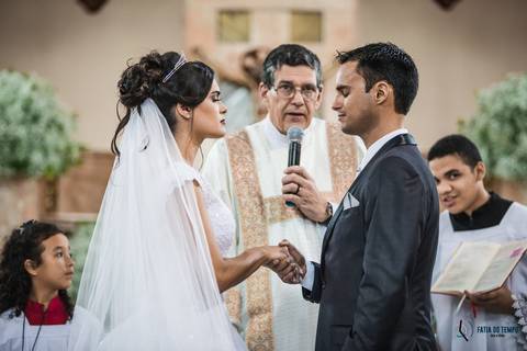 igreja matriz são caetano, igreja sagrada familia são caetano, casando na igreja, casamento na igraja, noiva classica, casamento classico, buffet tulipas, festa de casamento classico, vestido de noiva, buquet vermelho'