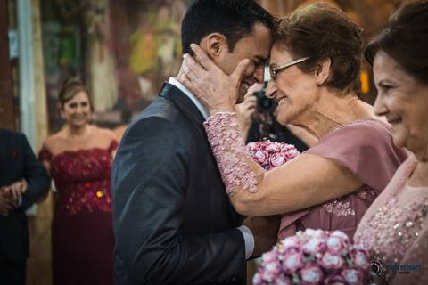 igreja matriz são caetano, igreja sagrada familia são caetano, casando na igreja, casamento na igraja, noiva classica, casamento classico, buffet tulipas, festa de casamento classico, vestido de noiva, buquet vermelho'