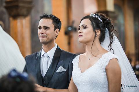 igreja matriz são caetano, igreja sagrada familia são caetano, casando na igreja, casamento na igraja, noiva classica, casamento classico, buffet tulipas, festa de casamento classico, vestido de noiva, buquet vermelho'