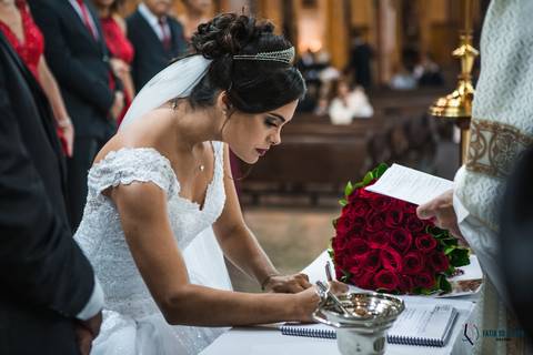 igreja matriz são caetano, igreja sagrada familia são caetano, casando na igreja, casamento na igraja, noiva classica, casamento classico, buffet tulipas, festa de casamento classico, vestido de noiva, buquet vermelho'