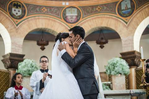 igreja matriz são caetano, igreja sagrada familia são caetano, casando na igreja, casamento na igraja, noiva classica, casamento classico, buffet tulipas, festa de casamento classico, vestido de noiva, buquet vermelho'