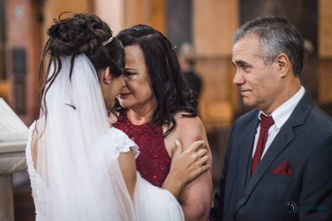 igreja matriz são caetano, igreja sagrada familia são caetano, casando na igreja, casamento na igraja, noiva classica, casamento classico, buffet tulipas, festa de casamento classico, vestido de noiva, buquet vermelho'