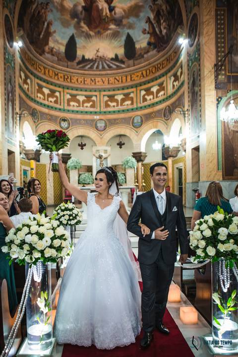 igreja matriz são caetano, igreja sagrada familia são caetano, casando na igreja, casamento na igraja, noiva classica, casamento classico, buffet tulipas, festa de casamento classico, vestido de noiva, buquet vermelho'