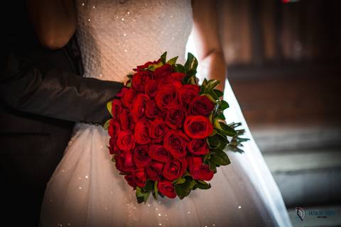 igreja matriz são caetano, igreja sagrada familia são caetano, casando na igreja, casamento na igraja, noiva classica, casamento classico, buffet tulipas, festa de casamento classico, vestido de noiva, buquet vermelho'
