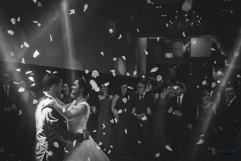 igreja matriz são caetano, igreja sagrada familia são caetano, casando na igreja, casamento na igraja, noiva classica, casamento classico, buffet tulipas, festa de casamento classico, vestido de noiva, buquet vermelho'