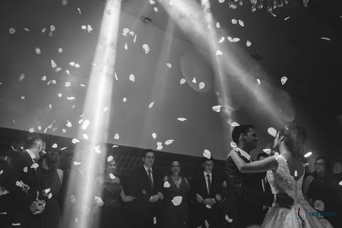 igreja matriz são caetano, igreja sagrada familia são caetano, casando na igreja, casamento na igraja, noiva classica, casamento classico, buffet tulipas, festa de casamento classico, vestido de noiva, buquet vermelho'